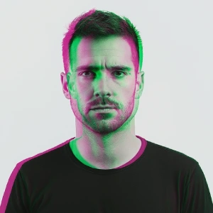 Retrato conceptual con efecto glitch de un profesional que representa la conexión entre clientes que buscan servicios como reformas o electricidad y los expertos que pueden ayudarlos.